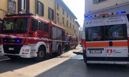 A fuoco il tetto di una palazzina nella corte, paura a Desio