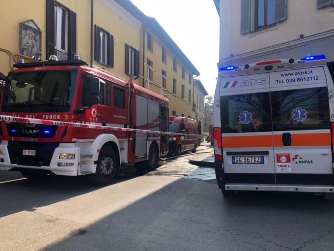 A fuoco il tetto di una palazzina nella corte, paura a Desio