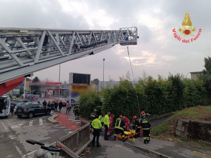Cade nel canale vuoto: grave una donna