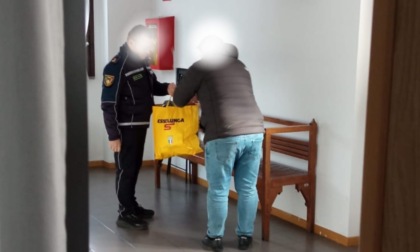 Senza patente da 12 anni, abbandona rifiuti a bordo strada: scatta la maxi-multa