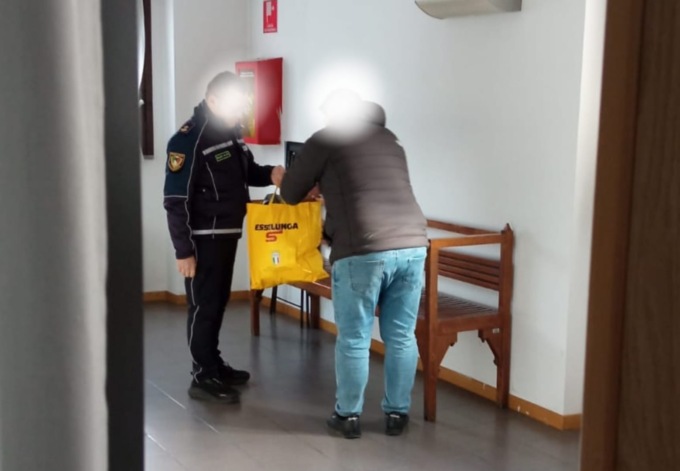 Senza patente da 12 anni, abbandona rifiuti a bordo strada: scatta la maxi-multa