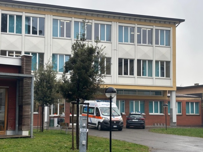 Albiate: allarme a scuola, soccorsi nove studenti