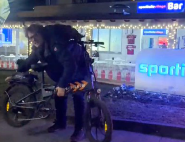 Il supertifoso che va in trasferta in bici
