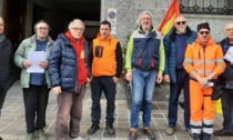 Sit-in sotto il Comune contro l'ipotesi trasferimento degli operai a Monza Mobilità