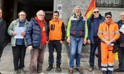 Sit-in sotto il Comune contro l'ipotesi trasferimento degli operai a Monza Mobilità