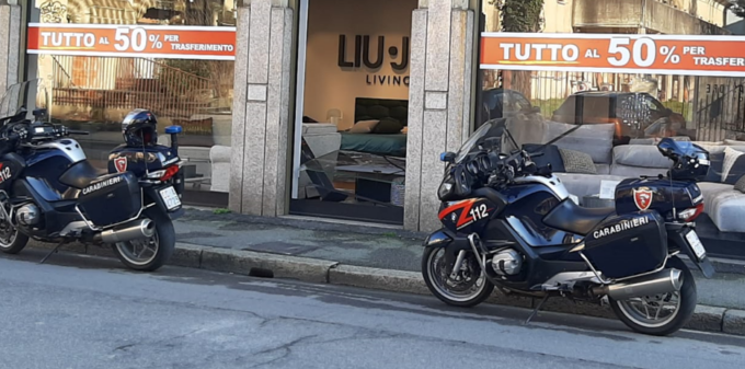 Esce in retro dal parcheggio e sfonda una vetrina