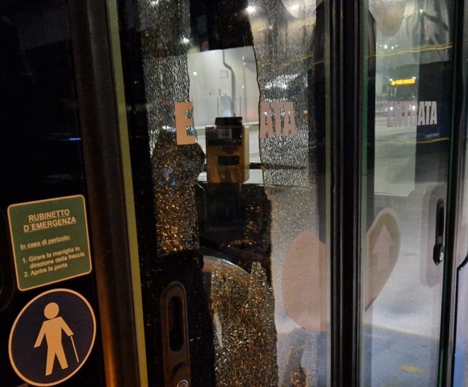 Dà in escandescenze sul bus e spacca il vetro a calci