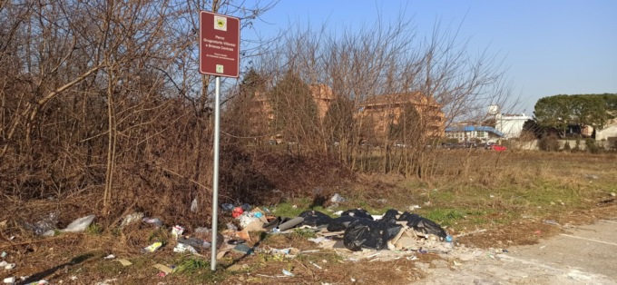 Sversamento abusivo di rifiuti nel parco: “Vogliamo le telecamere”