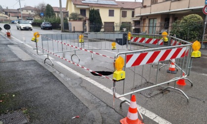 Via Tiziano a Bernate transennata per una voragine in strada