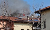 A fuoco un appartamento, fiamme sul tetto di un condominio