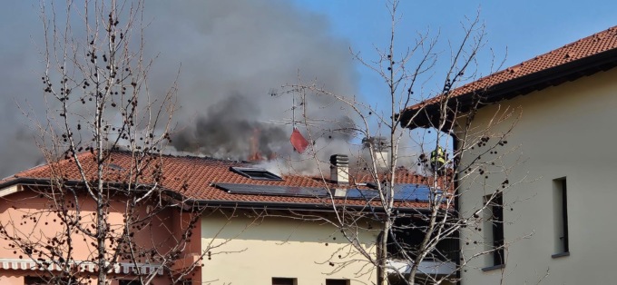 A fuoco un appartamento, fiamme sul tetto di un condominio