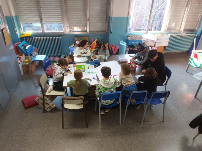 Studentesse e studenti diventano baby sitter dei figli dei prof