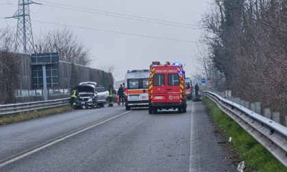 Terribile schianto tra due auto, coinvolte 9 persone