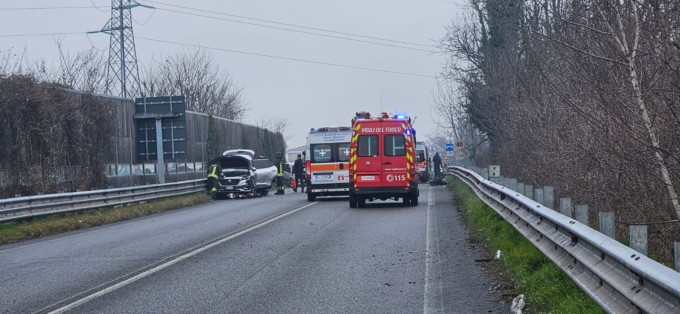 Terribile schianto tra due auto, coinvolte 9 persone