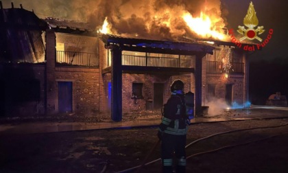 Vasto incendio coinvolge tetto e abitazione a Cornate