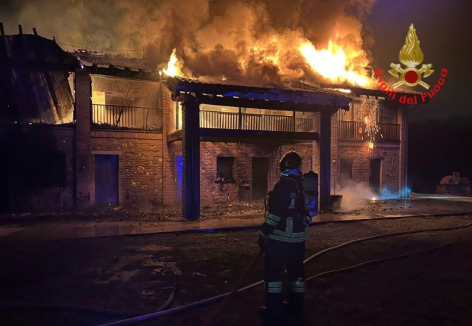 Vasto incendio coinvolge tetto e abitazione a Cornate