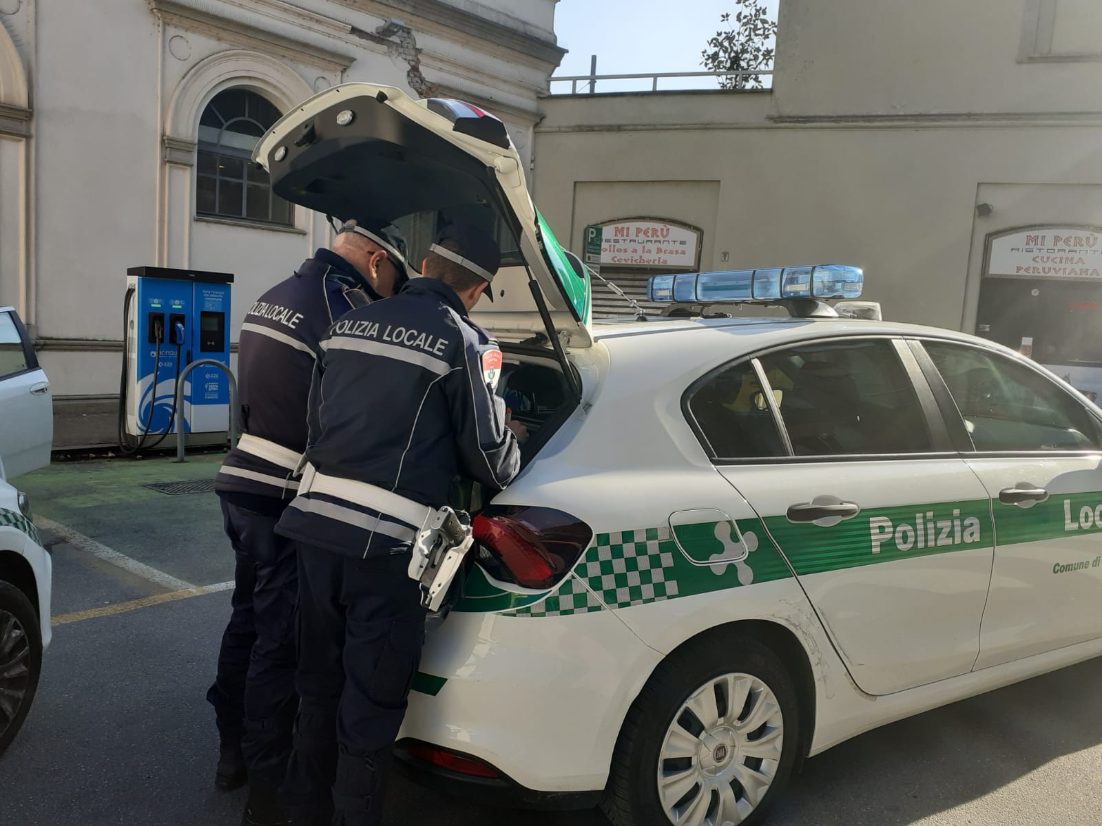 Monza stazione ferroviaria blitz anti degrado Polizia locale cibo sequestrato