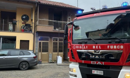 Prende fuoco la stufetta elettrica in bagno: paura nella corte