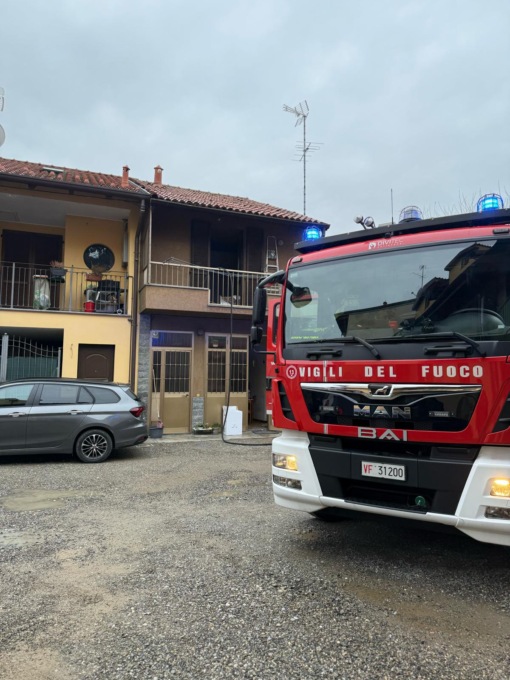 Prende fuoco la stufetta elettrica in bagno: paura nella corte