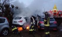 Incendio in un terreno privato: a fuoco diverse auto