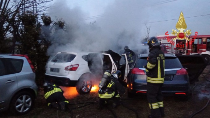 Incendio in un terreno privato: a fuoco diverse auto