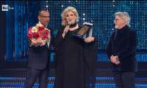 Iva Zanicchi riceve il premio alla carriera sul palco di Sanremo