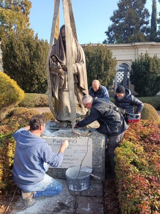 La statua di Padre Pio è in fonderia per il restauro
