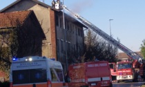 Vigili del fuoco in azione per l'incendio in una cascina ai Prati a Muggiò