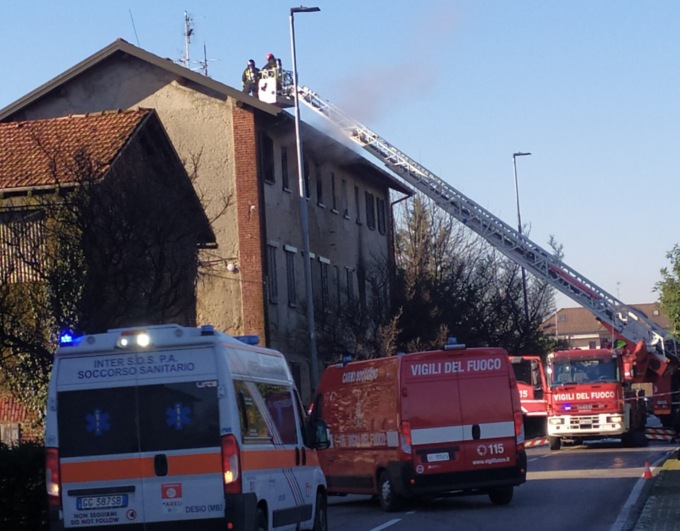 Vigili del fuoco in azione per l’incendio in una cascina ai Prati a Muggiò