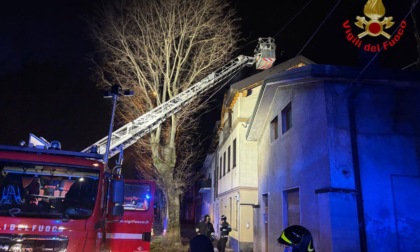 Tetto a fuoco, pompieri in azione a Seveso