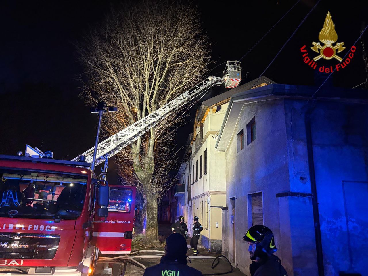 Seveso, incendio, tetto a fuoco