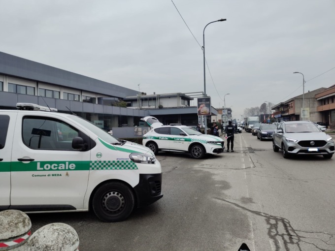 Supera la colonna di auto ferme al passaggio a livello, patente ritirata