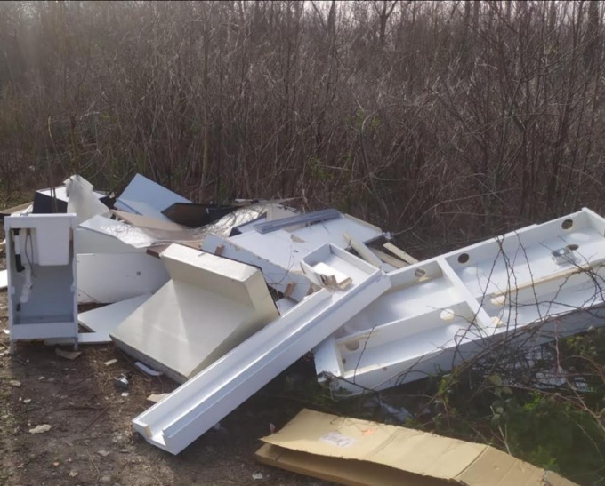 Fa uno sgombero e butta i rifiuti in campagna, nei guai il titolare di una ditta