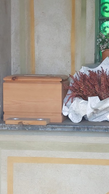 Nella cappella di famiglia trova le ceneri di uno sconosciuto
