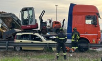 Scontro con un camion, auto schiacciata contro il guard rail: ferito anche un bambino