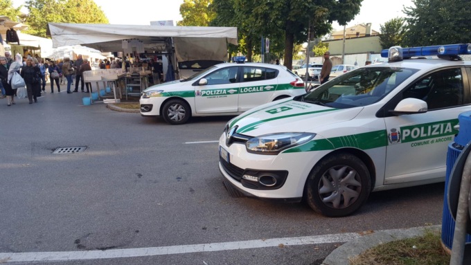 Borseggiatori in azione al mercato cittadino
