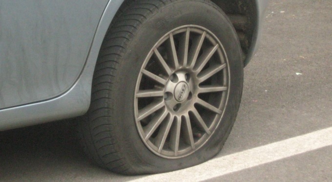 Gli bucano la gomma dell’auto e mentre la cambia lo derubano