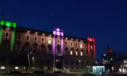 Il palazzo comunale e il monumento tornano ad essere illuminati