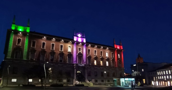 Il palazzo comunale e il monumento tornano ad essere illuminati