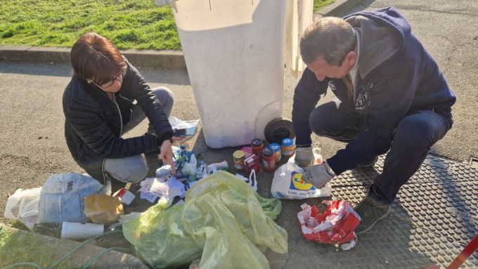 Tolleranza zero contro gli incivili, sindaco e vice mettono le mani nella spazzatura