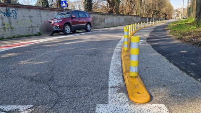 Sradicano cordoli e paletti stradali per “noia”, minorenni identificati e sanzionati