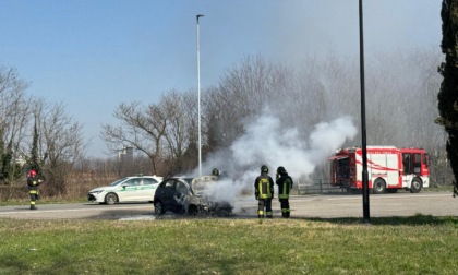 Brucia un'auto in zona cimitero, Vigili del Fuoco al lavoro