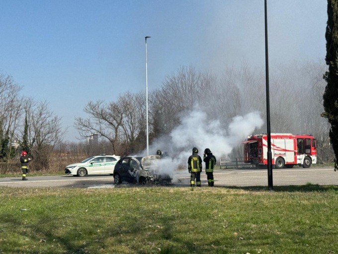 Brucia un’auto in zona cimitero, Vigili del Fuoco al lavoro
