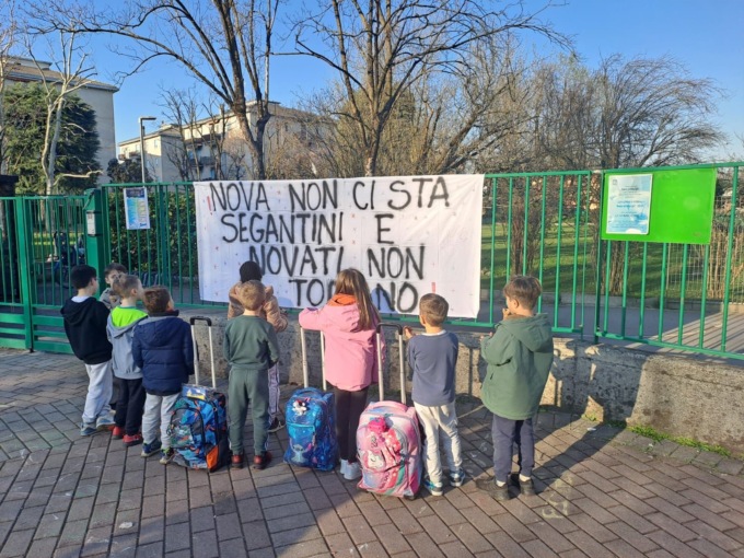 Manifestazione  per difendere le scuole novesi, raccolte più di duemila firme