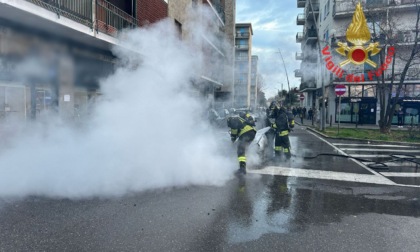 Ferma al semaforo, l'auto prende fuoco