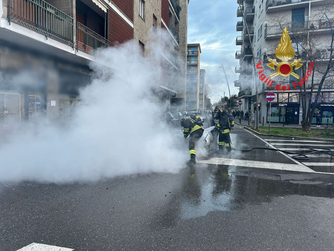 Monza auto prende fuoco vigili del fuoco via canova