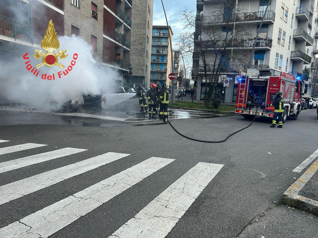 Monza auto prende fuoco vigili del fuoco via canova