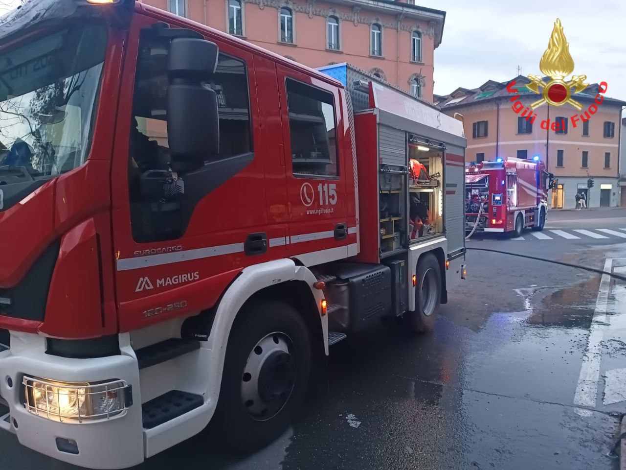 Monza auto prende fuoco vigili del fuoco via canova