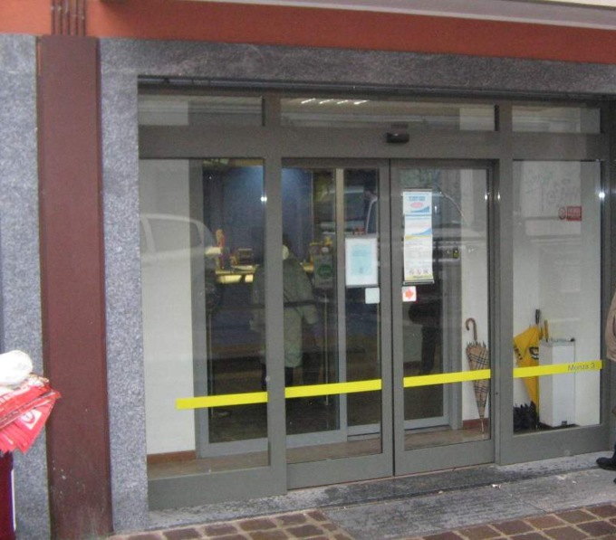 Paura alle Poste: non vuole mettere la museruola al proprio pitbull e dà in escandescenze insultando il personale