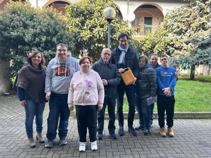 Un defibrillatore donato alla sede de Il Seme